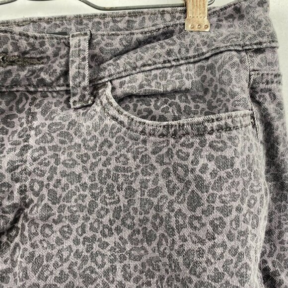 Lee Woman's Jeans Size 6 30x28 Gray Leopard Print Straight-Leg - Picture 8 of 16